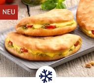 Der sommerliche Snack für zwischendurch: würzige Panino-Taschen – köstlich gefüllt mit herzhaftem Gouda, feinem Basilikum-Pesto und leckeren Kirschtomaten. Zum Produkt.