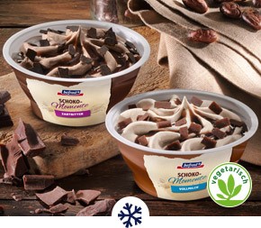 Verführerisch schokoladig – unsere Schoko-Momente in zwei Sorten: Vollmilchschokoladen-Eiscreme, verfeinert mit einer Vollmilchschokoladensauce und -stückchen, und Zartbitterschokoladen-Eiscreme, verfeinert mit Schokoladensauce und Edelbitter-Schokoladenstückchen. Zum Produkt.