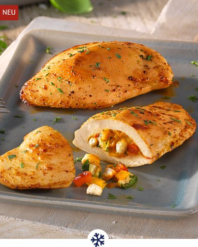 Saftige, mediterran gewürzte Hähnchenbrust-Außenfilets – gefüllt mit gegrillter gelber und roter Paprika, gegrillter Zucchini, Cherrytomaten und feinem Käse. Zum Produkt.