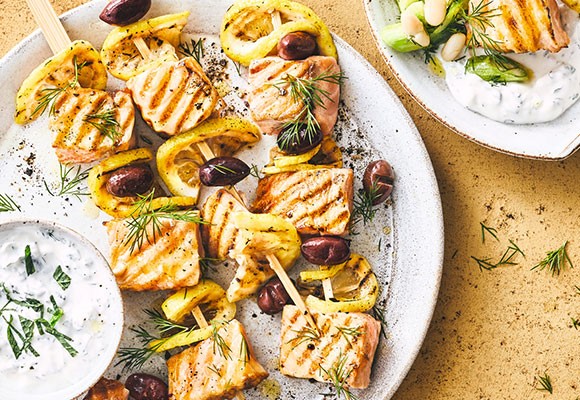 Lachs-Zitronen-Spieße mit Bohnen-Gurken-Salat