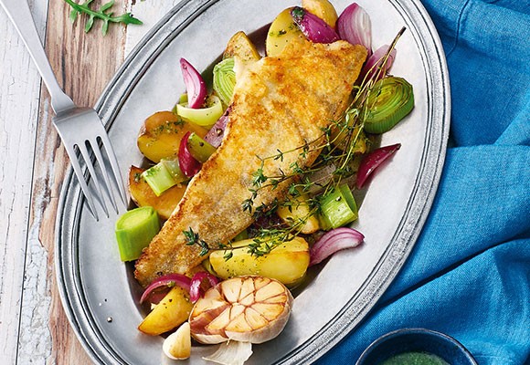 Zander alla Mugnaia mit Lauch-Erdäpfeln, Rucola und karamellisierten Äpfeln