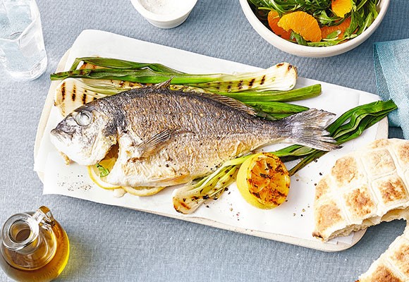 Gegrillte Goldbrasse mit Rucola-Zitrus-Salat