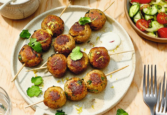 Spieße mit orientalischen faschierten Bällchen